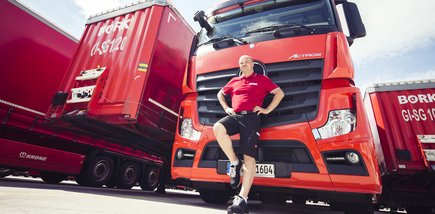 BORK-Mitarbeiter vor einem BORK-Lkw