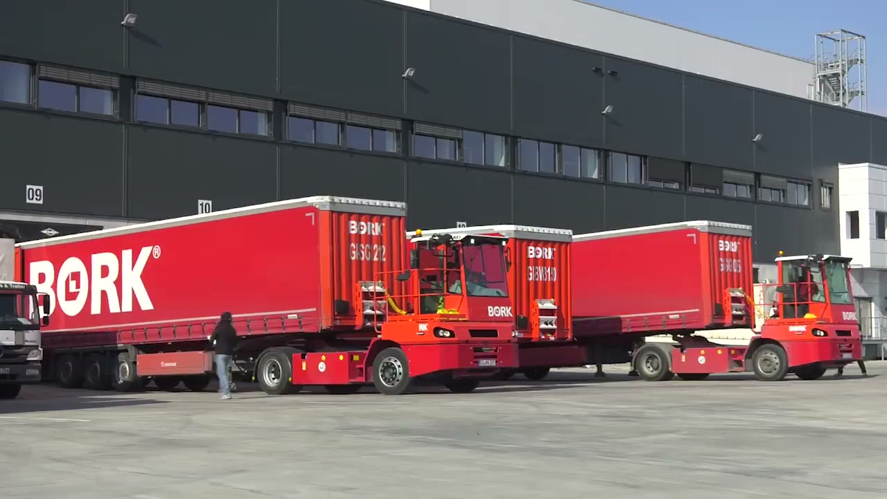 Rangierfahrzeug von BORK bewegt einen Auflieger vor der Halle